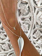 Cargar imagen en el visor de la galería, Collar plata raspa pez mini, con cadena sencilla de 0,7 bañada en plata de 37cm de largo y con extension para colocar a diferentes medidas.