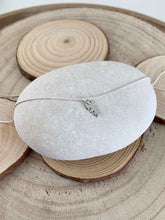 Cargar imagen en el visor de la galería, Collar plata raspa pez mini, con cadena sencilla de 0,7 bañada en plata de 37cm de largo y con extension para colocar a diferentes medidas.