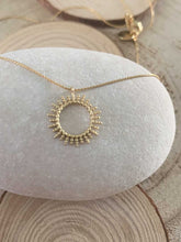 Cargar imagen en el visor de la galería, Collar oro rayos de sol, con cadena sencilla de 0,7mm bañada en oro, un largo de 37cm y pieza central de sol de 14mm con extensión para diferentes medidas.