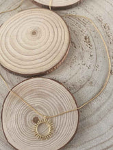 Cargar imagen en el visor de la galería, Collar oro rayos de sol, con cadena sencilla de 0,7mm bañada en oro, un largo de 37cm y pieza central de sol de 14mm con extensión para diferentes medidas.