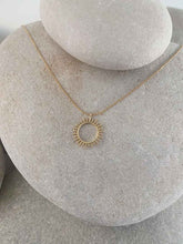 Cargar imagen en el visor de la galería, Collar oro rayos de sol, con cadena sencilla de 0,7mm bañada en oro, un largo de 37cm y pieza central de sol de 14mm con extensión para diferentes medidas.