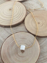 Cargar imagen en el visor de la galería, Collar oro cuadrado nácar con cadena sencilla de 0,7mm en oro mate y 37cm de largo, cuadrado de nácar de 5x5mm con extensión para diferentes medidas.