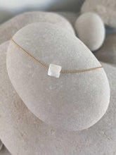 Cargar imagen en el visor de la galería, Collar oro cuadrado nácar con cadena sencilla de 0,7mm en oro mate y 37cm de largo, cuadrado de nácar de 5x5mm con extensión para diferentes medidas.