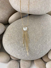 Cargar imagen en el visor de la galería, Collar oro colgantes nacar, pieza de aro con colgantes de 65x13mm en oro mate y pieza central de nacar mini con cadena sencilla de 0,7mm y un largo de 37cm.