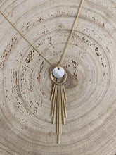 Cargar imagen en el visor de la galería, Collar oro colgantes nacar, pieza de aro con colgantes de 65x13mm en oro mate y pieza central de nacar mini con cadena sencilla de 0,7mm y un largo de 37cm.