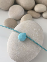 Cargar imagen en el visor de la galería, Collar oro miyuki lagrima/turquesa de 37cm de largo con cristal japonés y lágrima central en color turquesa y extensión para diferentes medidas.
