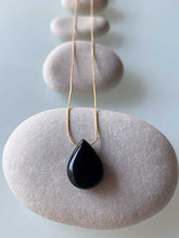 Cargar imagen en el visor de la galería, Collar oro largo lagrima onix negro, con cadena sencilla de 0,7mm bañada en oro mate y un largo de 62cm con extension para poner a diferentes medidas.