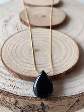 Cargar imagen en el visor de la galería, Collar oro largo lagrima onix negro, con cadena sencilla de 0,7mm bañada en oro mate y un largo de 62cm con extension para poner a diferentes medidas.