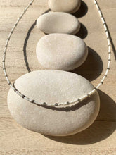 Cargar imagen en el visor de la galería, Collar oro miyuki espinella, de 37cm de largo con extensión para diferentes medidas, con cuentas de cristal japones en blanco y espinela gris intercaladas.