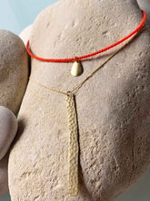 Cargar imagen en el visor de la galería, Collar oro rocalla/coral lágrima bañada en oro mate con cadena de rocalla en color coral de 37cm de largo y extensión para diferentes medidas.