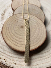 Cargar imagen en el visor de la galería, Collar oro tira martilleada, con cadena sencilla de 0,7mm bañada en oro y 41cm de largo y pieza central de tira martilleada de 62x3mm con extensión.