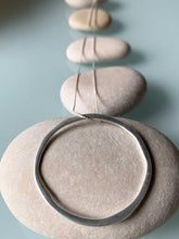 Cargar imagen en el visor de la galería, Collar plata circulo maxi, con cadena sencilla 0,7mm bañada en plata y 43cm de largo y círculo maxi de 40mm de diámetro en plata mate.