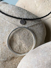 Cargar imagen en el visor de la galería, Collar plata circulo maxi, con cadena sencilla 0,7mm bañada en plata y 43cm de largo y círculo maxi de 40mm de diámetro en plata mate.