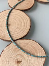 Cargar imagen en el visor de la galería, Collar oro miyuki espinela, de 37cm de largo con extensión para diferentes medidas, con cuentas de cristal japones en turquesa y espinela gris intercaladas.