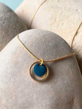 Cargar imagen en el visor de la galería, Collar oro esfera esmaltada/azul, con círculo de 11mm y esfera esmaltada en azul de 8mm con cadena sencilla de 0,7mm bañada en oro con extensión.