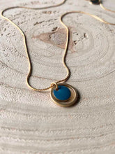 Cargar imagen en el visor de la galería, Collar oro esfera esmaltada/azul, con círculo de 11mm y esfera esmaltada en azul de 8mm con cadena sencilla de 0,7mm bañada en oro con extensión.