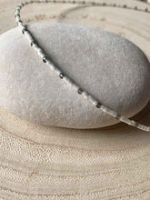 Cargar imagen en el visor de la galería, Collar oro miyuki espinella, de 37cm de largo con extensión para diferentes medidas, con cuentas de cristal japones en blanco y espinela gris intercaladas.