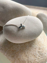 Cargar imagen en el visor de la galería, Collar plata cola/ballena mini con cadena sencilla 0,7mm bañada en plata y con un largo de 37 cm con extensión para diferentes medidas.