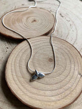 Cargar imagen en el visor de la galería, Collar plata cola/ballena mini con cadena sencilla 0,7mm bañada en plata y con un largo de 37 cm con extensión para diferentes medidas.