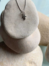 Cargar imagen en el visor de la galería, Collar plata cruz mini, con cadena sencilla de 0,7mm bañada en plata y 37cm de largo con cruz mini como pieza central y extensión para diferentes medidas.