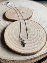 Cargar imagen en el visor de la galería, Collar plata cruz mini, con cadena sencilla de 0,7mm bañada en plata y 37cm de largo con cruz mini como pieza central y extensión para diferentes medidas.