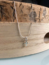 Cargar imagen en el visor de la galería, Collar plata cruz mini, con cadena sencilla de 0,7mm bañada en plata y 37cm de largo con cruz mini como pieza central y extensión para diferentes medidas.