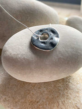 Cargar imagen en el visor de la galería, Collar plata circulo XL, con cadena sencilla de 0,7mm, un largo de 37cm y circulo de zamak bañado en plata como pieza central y extensión.