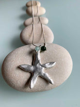 Cargar imagen en el visor de la galería, Collar plata largo estrella/ bolitas, con cadena sencilla de 0,7mm bañada en plata de 78cm de largo y detalle de estrella con bolitas.