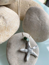 Cargar imagen en el visor de la galería, Collar plata largo estrella/ bolitas, con cadena sencilla de 0,7mm bañada en plata de 78cm de largo y detalle de estrella con bolitas.