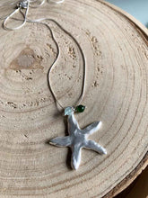 Cargar imagen en el visor de la galería, Collar plata largo estrella/ bolitas, con cadena sencilla de 0,7mm bañada en plata de 78cm de largo y detalle de estrella con bolitas.