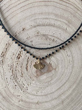 Cargar imagen en el visor de la galería, Collar oro rosario negro/hoja, cadena de rosario y cristal negro 3x2mm con hoja de 15x15mm oro mate y cadena de rocalla negra, con extensión.