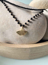 Cargar imagen en el visor de la galería, Collar oro rosario negro/hoja, cadena de rosario y cristal negro 3x2mm con hoja de 15x15mm oro mate y cadena de rocalla negra, con extensión.