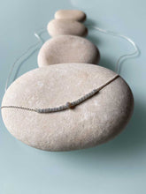 Cargar imagen en el visor de la galería, Collar plata cadena miyuki/gris de 37cm de largo con cuentas de cristal japonés gris marengo y pieza central de cristal gris facetado de 2mm, con extensión.