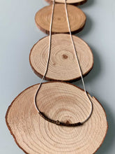 Cargar imagen en el visor de la galería, Collar plata cadena miyuki/marrón de 37cm de largo, cuentas de cristal japonés marrón y pieza central de cristal marrón facetado de 2mm, con extensión.