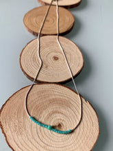 Cargar imagen en el visor de la galería, Collar plata cadena miyuki/turquesa de 37cm de largo, cuentas de cristal japonés turquesa y pieza central de cristal turquesa facetado de 2mm, con extensión.