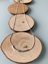 Cargar imagen en el visor de la galería, Collar plata cadena miyuki/gris de 37cm de largo con cuentas de cristal japonés gris marengo y pieza central de cristal gris facetado de 2mm, con extensión.