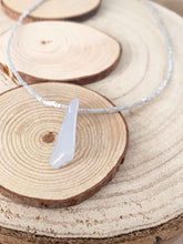 Cargar imagen en el visor de la galería, Collar oro piedra azul con cadena de cuentas de miyuki en color azul y piedra azulada alargada de 39,5cm de largo con extension.