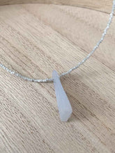 Cargar imagen en el visor de la galería, Collar oro piedra azul con cadena de cuentas de miyuki en color azul y piedra azulada alargada de 39,5cm de largo con extension.