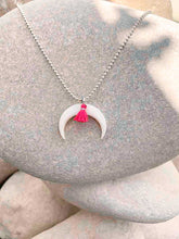 Cargar imagen en el visor de la galería, Collar plata media luna nacar de 25x5mm con cadena de bolitas de 1,2mm bañada en plata brillo de 42cm de largo y detalle de pompon en fucsia con extensión.