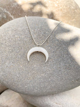 Cargar imagen en el visor de la galería, Collar plata media luna nacar de 25x5mm con cadena de bolitas de 1,2mm bañada en plata brillo de 42cm de largo y detalle de pompon en fucsia con extensión.