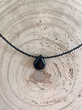 Cargar imagen en el visor de la galería, Collar oro onix negro espinela, lagrima de 18x13mm de onix negro, cadena de cuentas de espinela negra de 38cm de largo con extension.