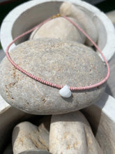 Cargar imagen en el visor de la galería, Collar oro piedra blanca facetada de 8x9mm, cadena de rocalla rallada en blanco y rojo de 37cm de largo con extension para diferentes medidas.