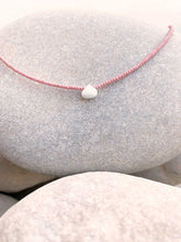 Cargar imagen en el visor de la galería, Collar oro piedra blanca facetada de 8x9mm, cadena de rocalla rallada en blanco y rojo de 37cm de largo con extension para diferentes medidas.