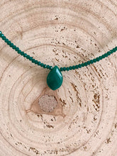 Cargar imagen en el visor de la galería, Collar oro piedra verde facetada de 18x10mm con cuentas de cristal verde facetadas de 2mm con un largo de 37cm con extension.