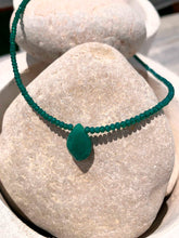 Cargar imagen en el visor de la galería, Collar oro piedra verde facetada de 18x10mm con cuentas de cristal verde facetadas de 2mm con un largo de 37cm con extension.