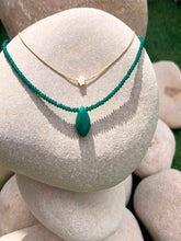 Cargar imagen en el visor de la galería, Collar oro piedra verde facetada de 18x10mm con cuentas de cristal verde facetadas de 2mm con un largo de 37cm con extension.