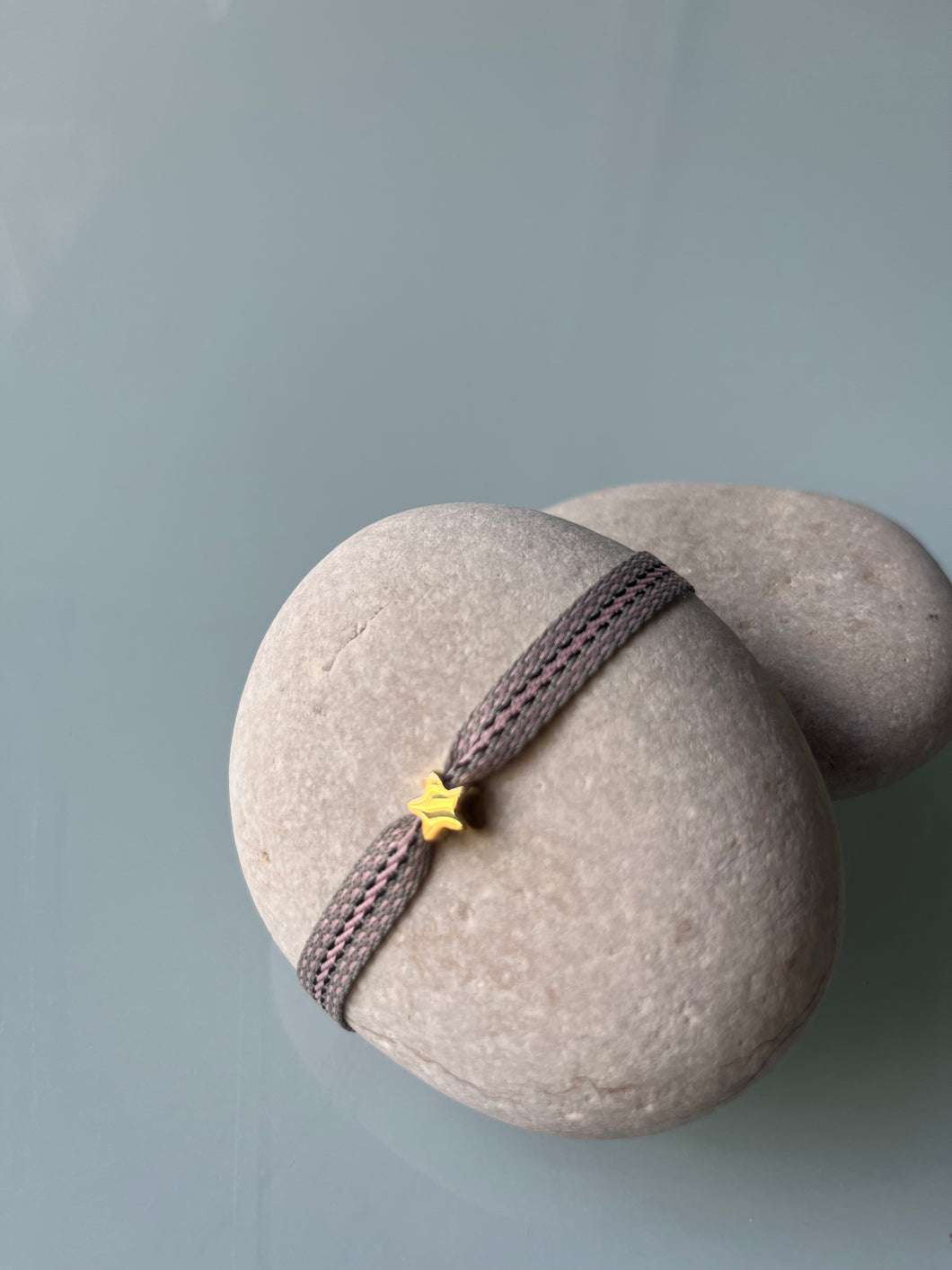 PULSERA CALISTA TONOS GRISES ESTRELLA DORADA