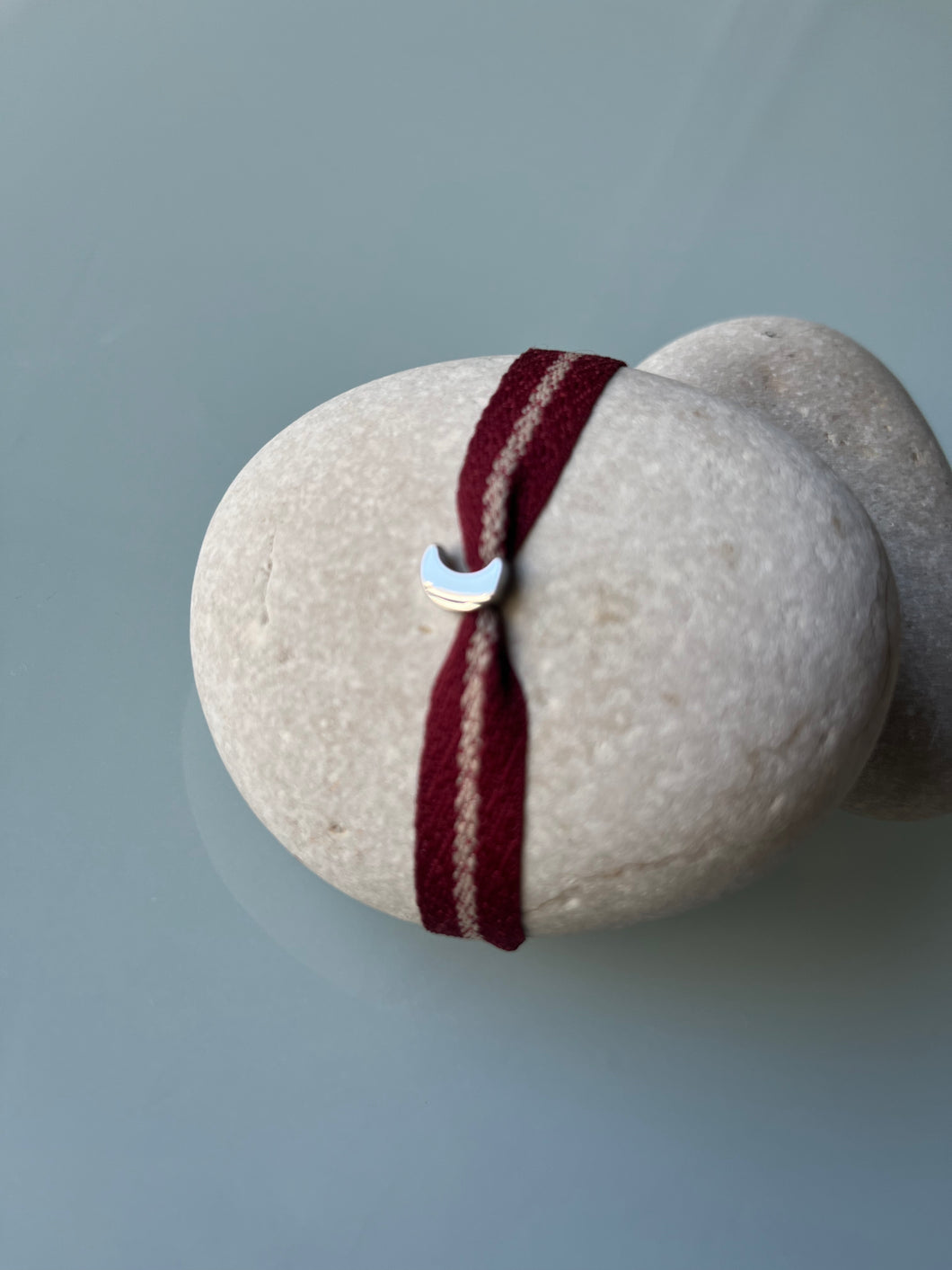 PULSERA CHANTAL GRANATE LUNA PLATA