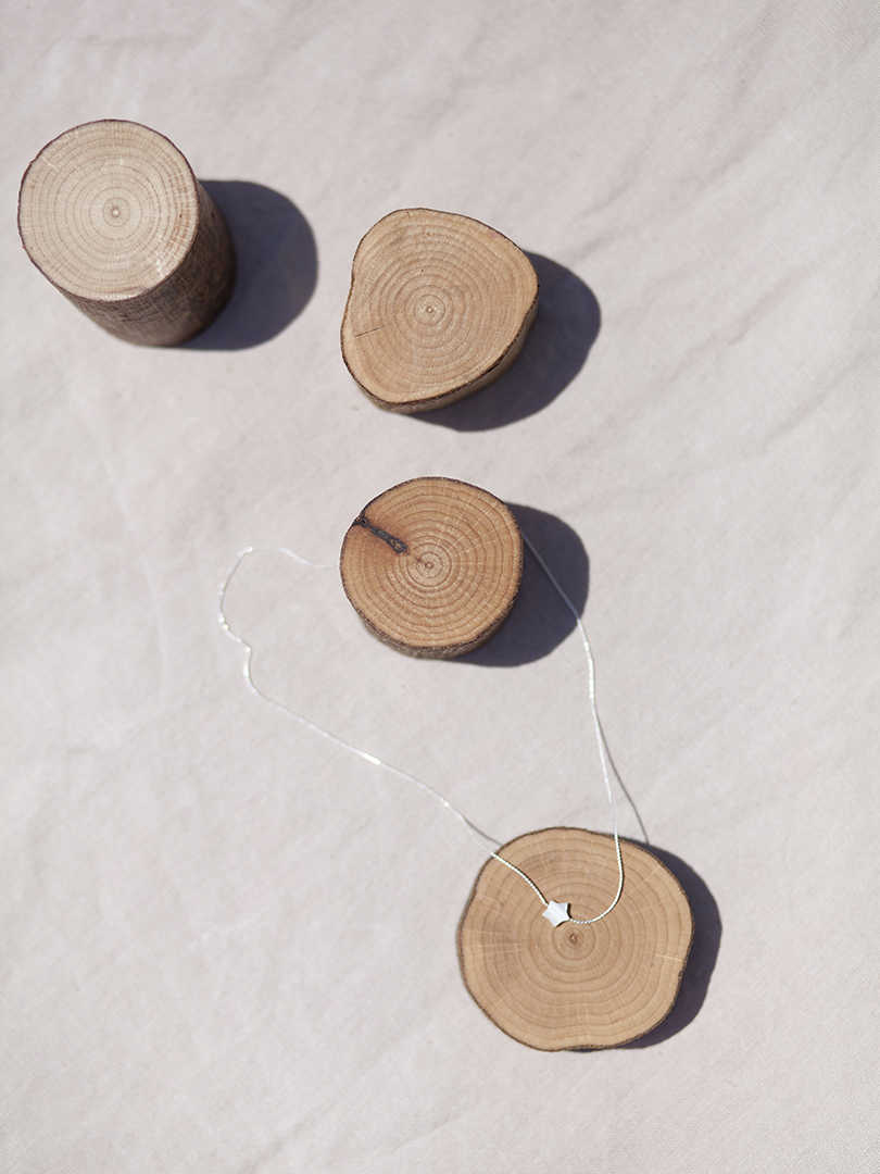 Estrella pequeña de nácar con cadena sencilla 0,7mm de latón bañada en plata y un largo de 37 cm con extensión para diferentes medidas.