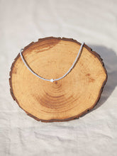 Cargar imagen en el visor de la galería, Estrella mini nácar con cuentas de cristal 2mm gris de 37 cm con extensión para poder colocar a diferentes medidas.
